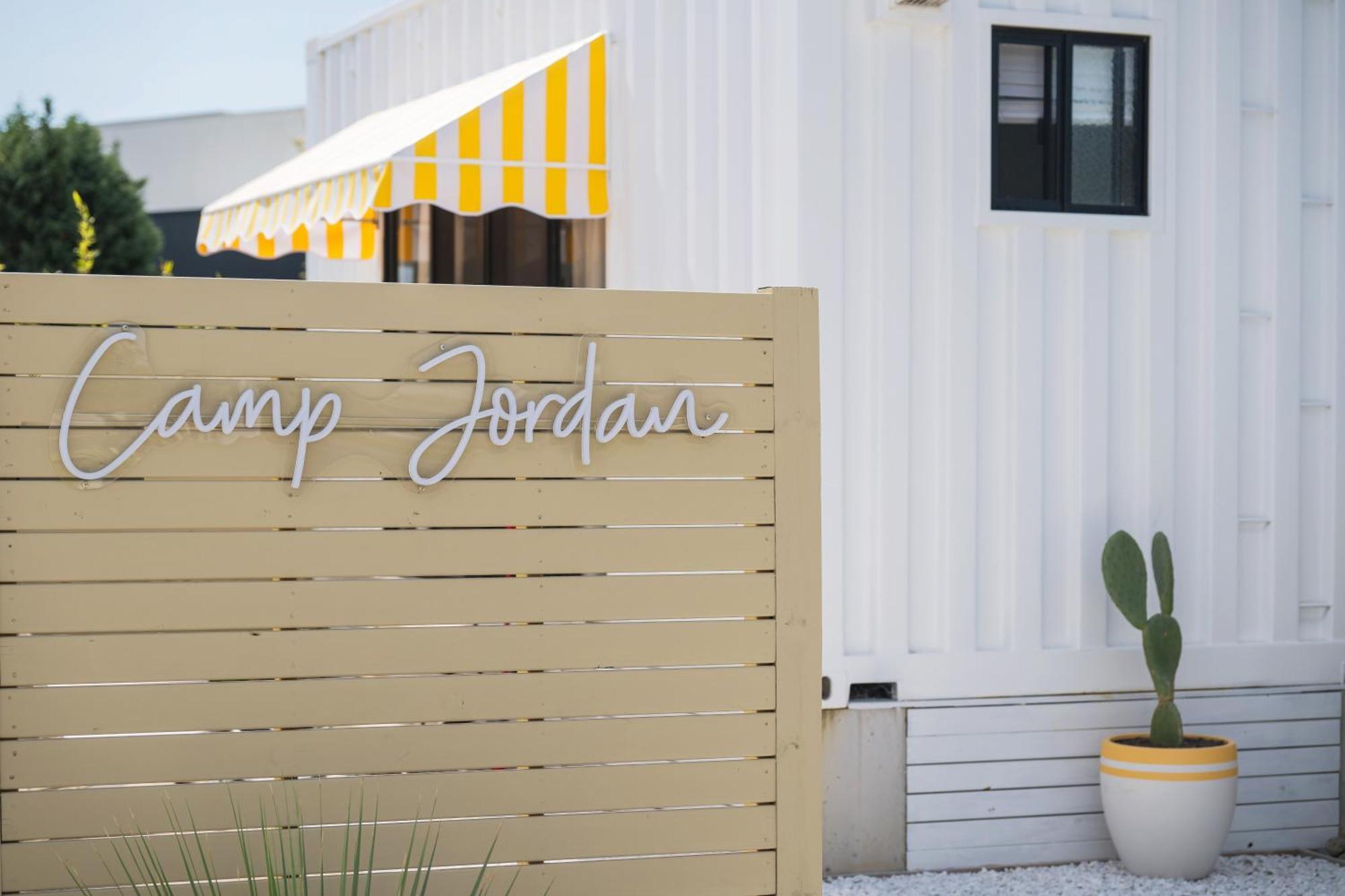 Camp Jordan Hotel Порт Макари Екстериор снимка